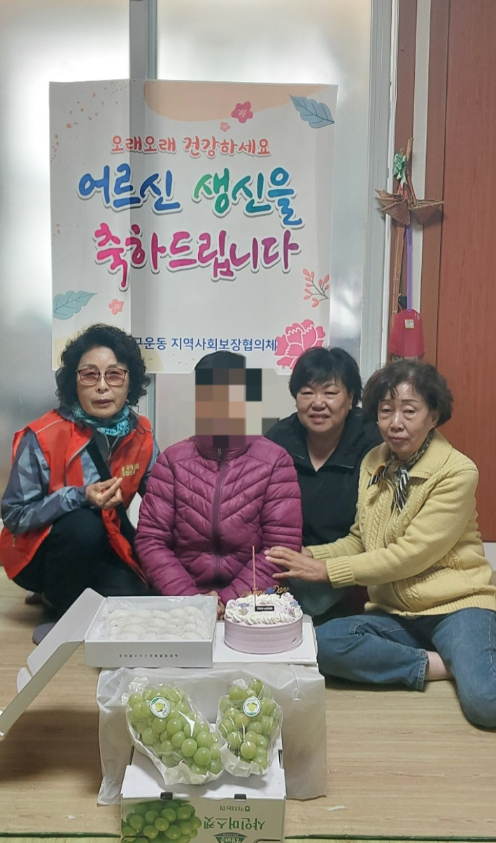 생일을 맞은 어르신께 생신상을 차려드린다.