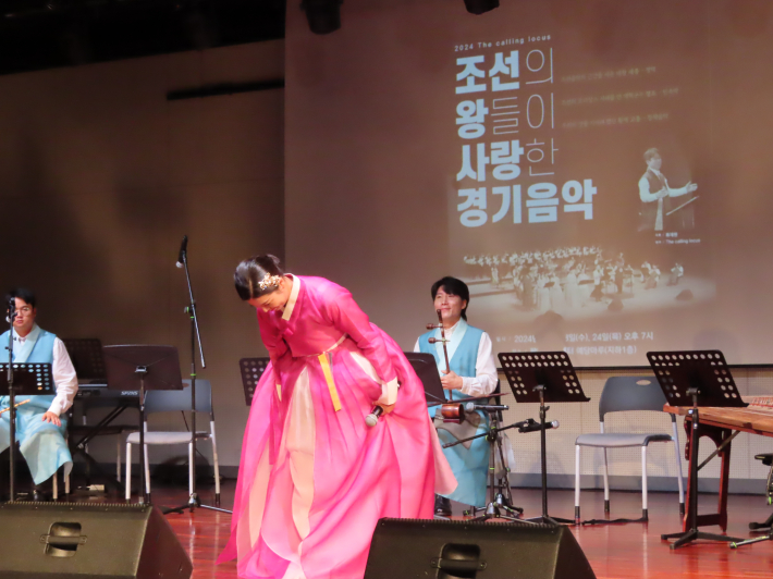 공연 시작 전 인사하는 정유진 협연자 