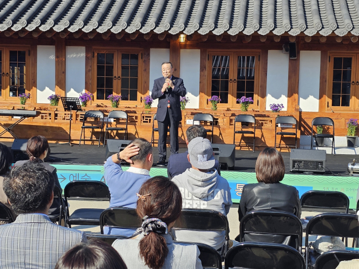   수원예술인들의 희망과 자부심과 긍지가 있는 축제에 시민 모두가 즐기시기 바랍니다. 하고 인사말을 하고있는 오현규 수원예총 지부장  