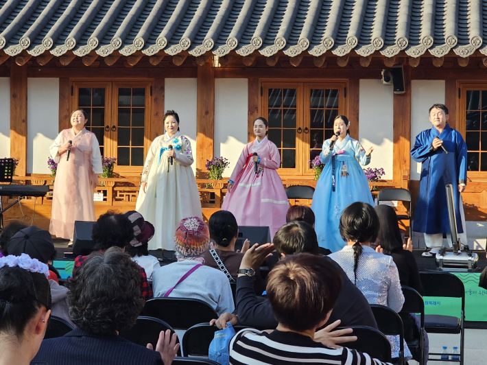 국악인 박정봉, 조수진, 이은희, 김다미, 정연빈이 '배 띄어라' 한강수 타령을 합창하였다.  