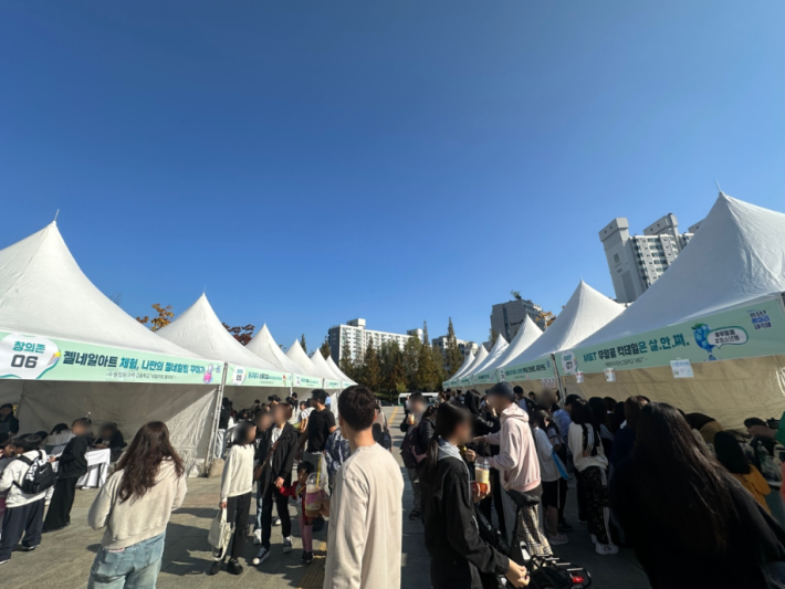 청소년 동아리 대축제는 축제를 구경하러 온 이들로 붐비었다. 