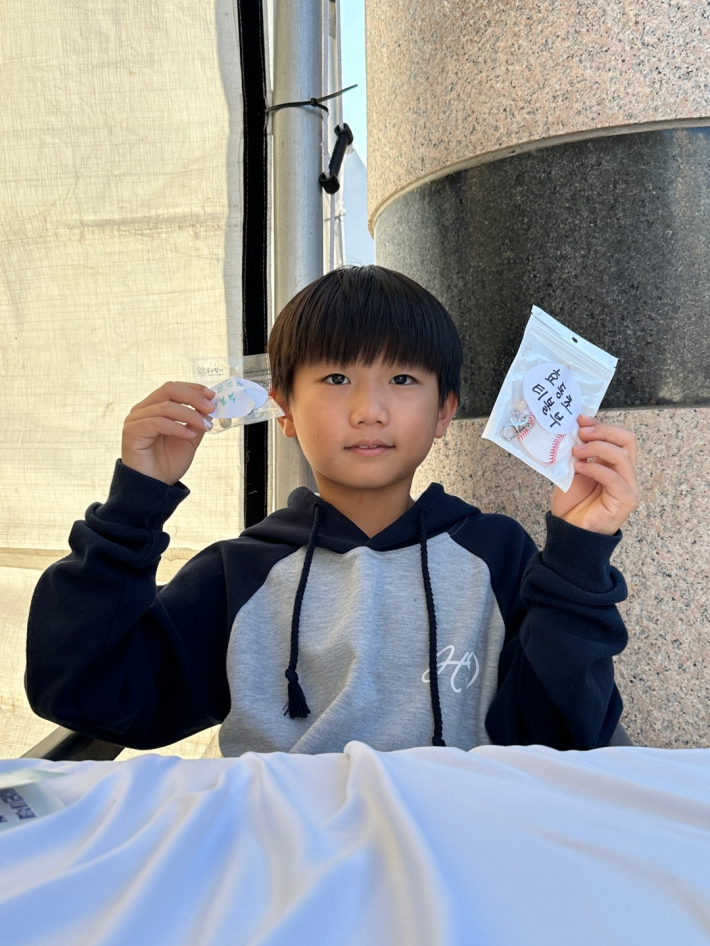 효동초등학교 김민율(3학년) 학생이 티볼동아리에 대해 설명하고 있다.