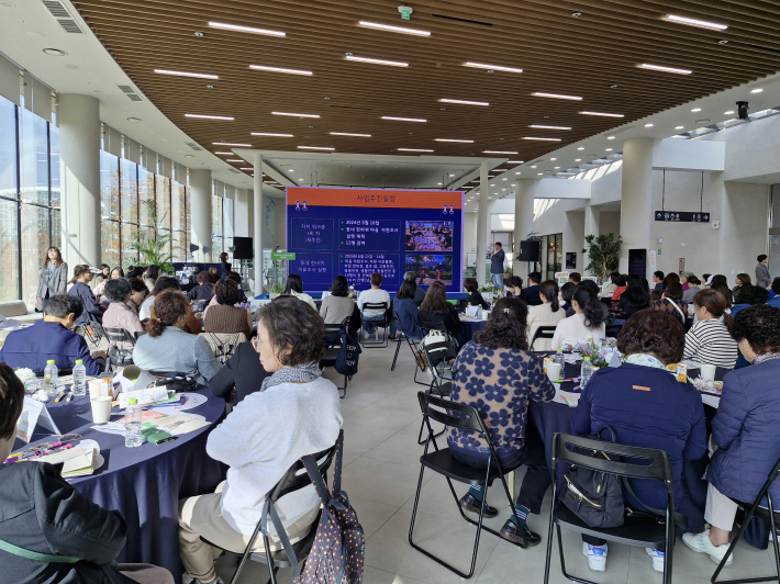 장동현 대표가 '같이가치' 활동을 발표하고 있다. 마을만들기는 결과보다는 과정이 중요하고, 이웃들과의 관계 등이 중요함을 암시하는 발표였다.  