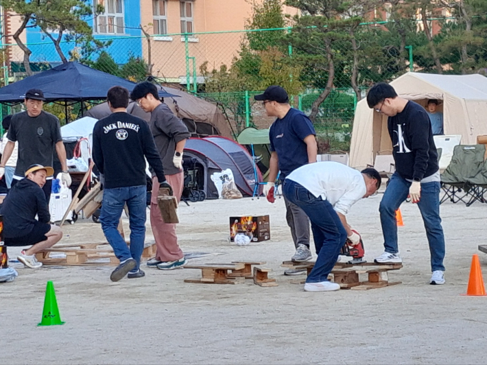 캠프 행사를 준비하고 있는 아버지회 임원들이다. 아버지들의 노고로 아이들은 잊을 수 없는 추억을 선물로 받았다.