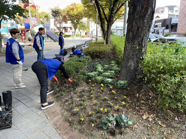 화서1동 바르게살기운동위원회 회원들이 동말공원에 초화를 식재하고 있다.