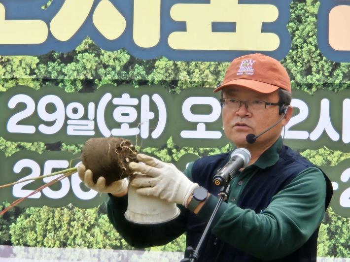 김우진 나무강사가 나무 심기 요령을 설명하고 있다.