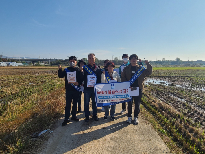 권선구 환경위생과 직원 일동이 캠페인 시작 전 포즈를 취하고 있다.