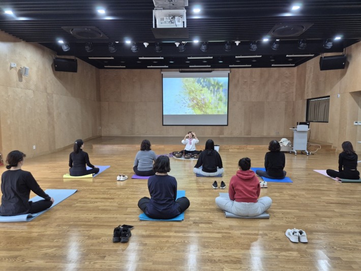  '숨 쉼 삶 그리고 여기' 주제로 한 마음챙김 요가와 싱잉볼 소리명상, 천천히 걷기 명상 수업 진행