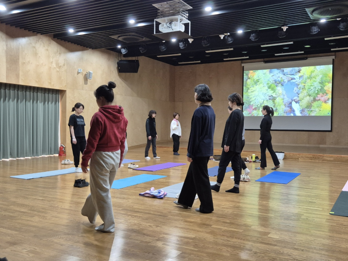 강당 안에서 천천히 걷기 명상