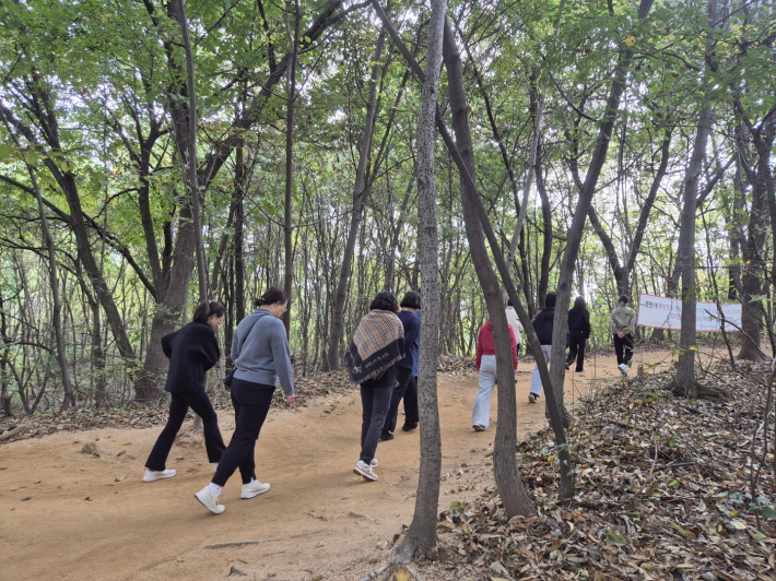 호흡과 걷기에만 몰입하는 걷기 명상으로 마음의 평화를 얻게 되었다