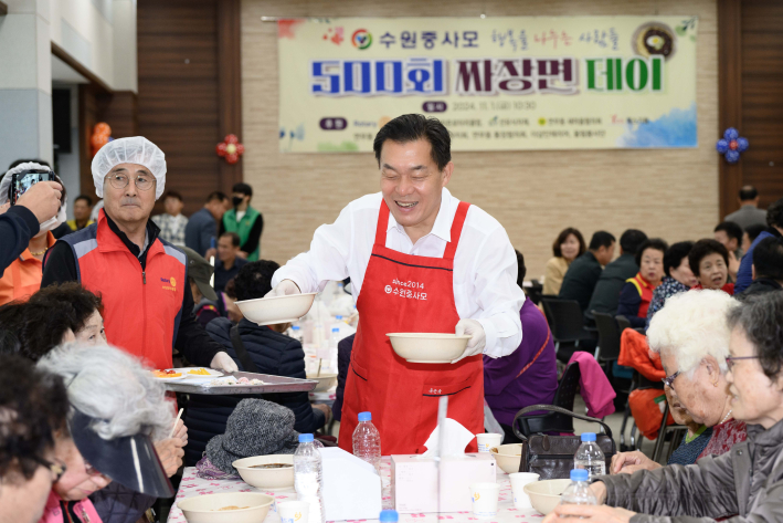 이재준 수원시장이 기념행사 후 짜장면 배식 봉사를 하고 있다.     