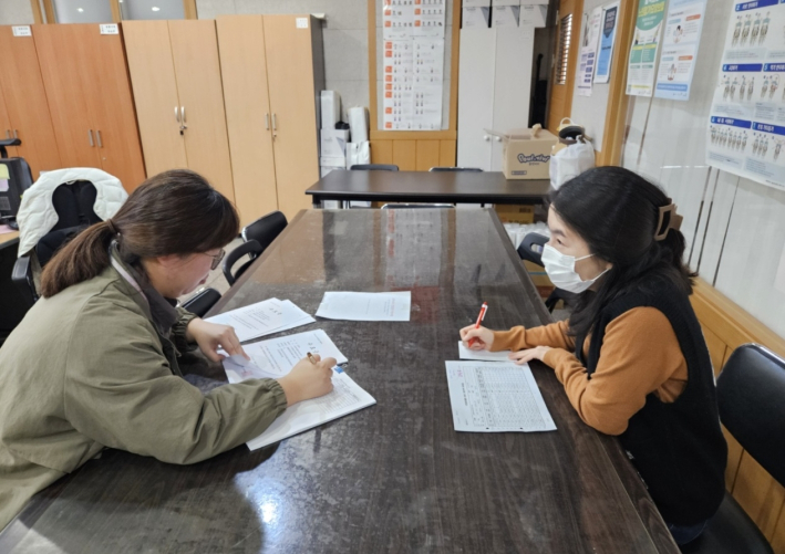 수원새빛돌봄 서비스 제공기관 지도점검을 실시하고있다