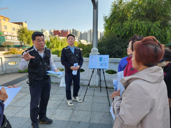 수원시청 안전정책과 팀장이 점검단원에게 점검 방법을 설명하고 있다.