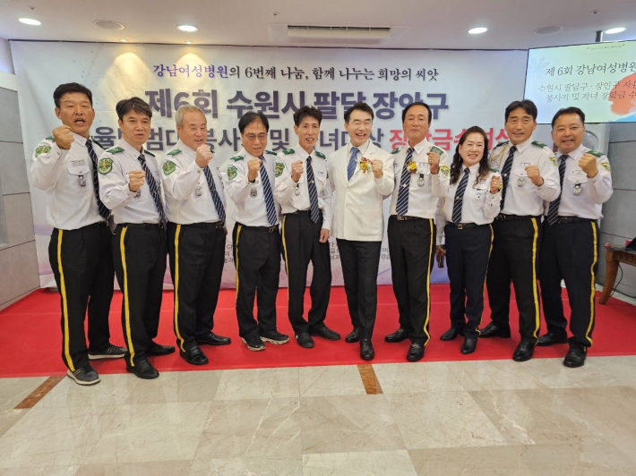 성영모 강남여성병원장과 장안구 자율방범대 대장들이 더 많은 봉사활동을 다짐했다.