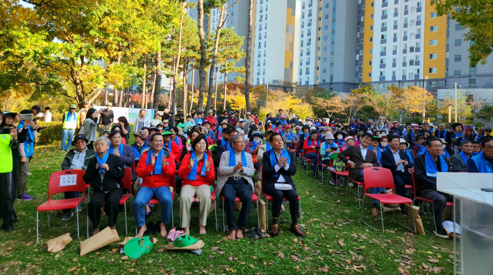 제1회 수원시민 맨발걷기 행사가 지난 2일 산울림공원에서 열렸다.