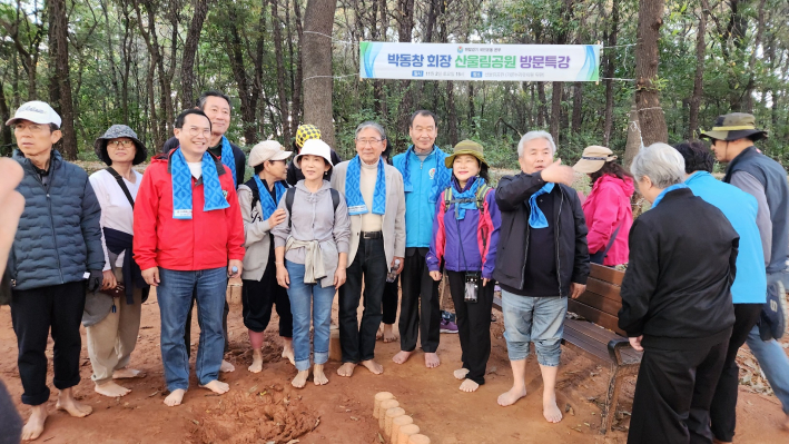 수원시맨발걷기 임원진과 시민들이 산울림공원에서 박동창 회장과 함께 맨발걷기를 하고있다. 