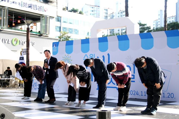 수원특례시 지역경제과 공무원은 현장에서 소개를 받아 인사하고 있다.