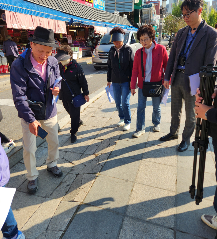 수원시 시설물 '새빛 자율점검단'이 지동교 상부 블럭을 점검하고 있다.  