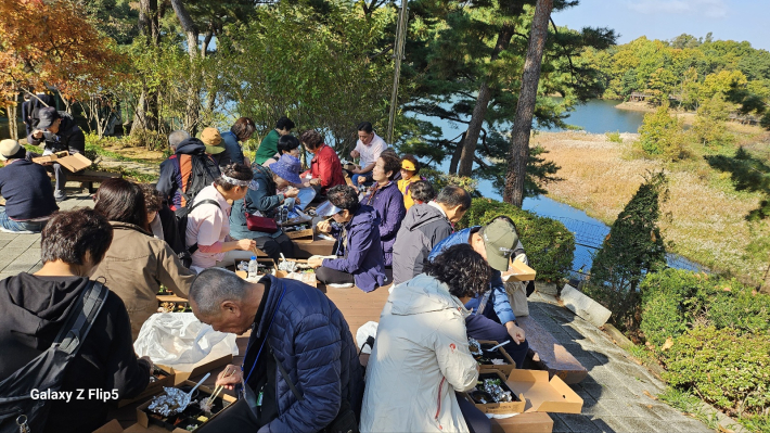 가을 소풍나왔어요! 대청호가 내려다보이는 곳에서 점심식사