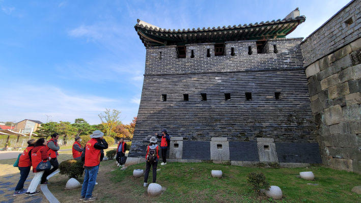 수원화성 동북포루에 대해 설명하고 있다.