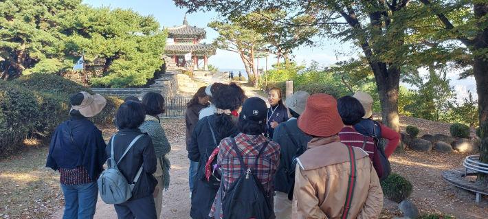 연수생들이 서암문에서 수원문화관광해설사의 설명을 듣고 있다.