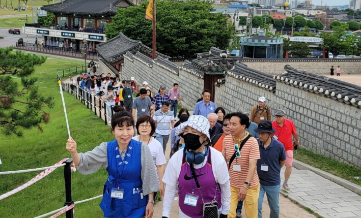 수원화성걷기운동본부는 매월 셋째주 토 오전  창용문 연무대에서 정기 모임을 갖고 있다. (사진=본부 제공)