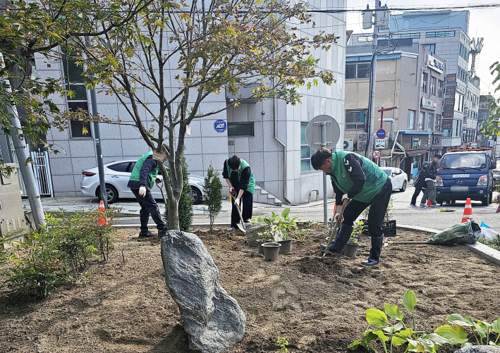 무단투기를 방지하고 아름다운 도시미관을 만들고자 화단을 조성하고 있다.