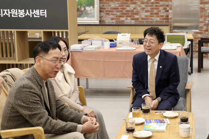 정종각 대표와 수원경실련 김상연 공동대표가 이야기를 나누고 있다. 