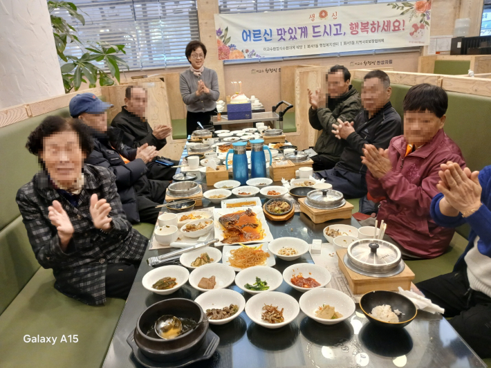 11월 생신을 맞이한 어르신들과 조성순 지역사회보장협의체 위원과 사진을 찍고 있다.