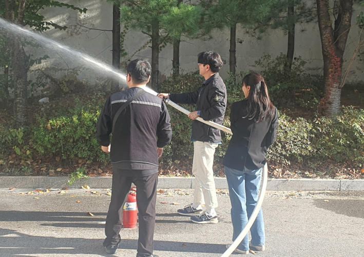 옥내 소화전 훈련을 하고있다. 