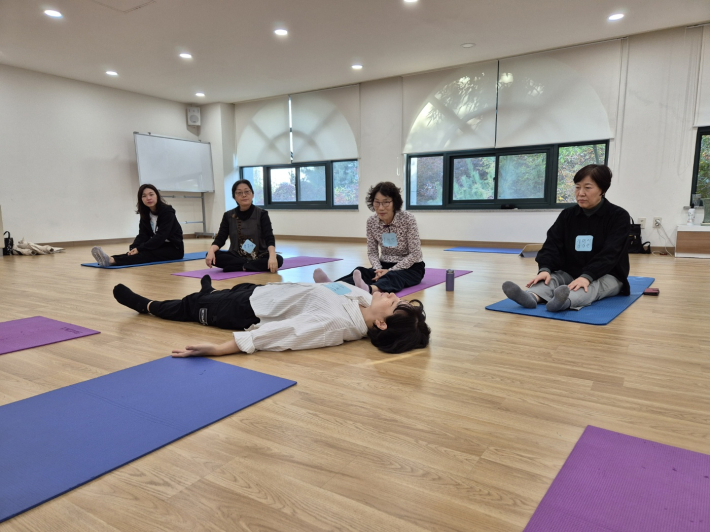 직접 시연을 하고 있는 유경숙 강사님의 안내에 따라 편안하게 동작을 할 수 있었다 