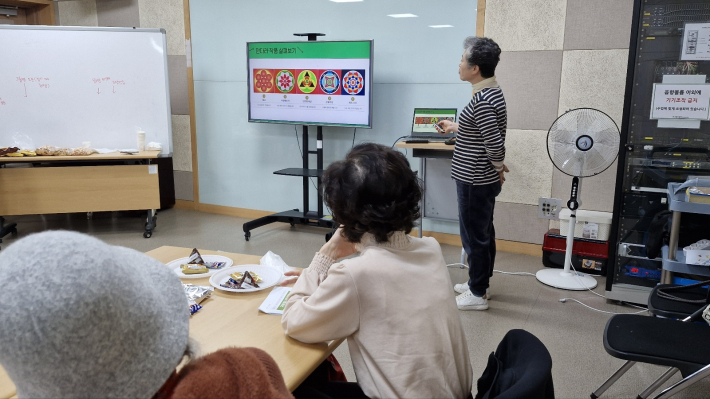 만다라의 예를 보여주는 선생님