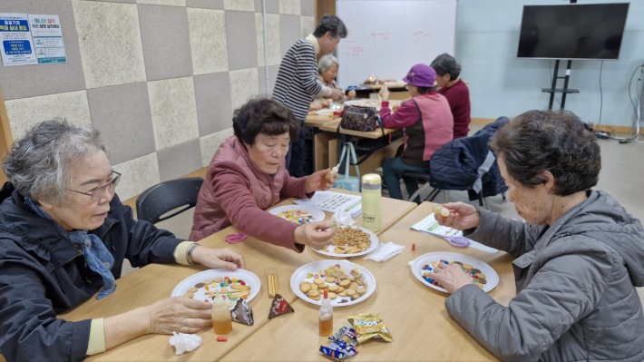 만다라 꾸미기에 흠뻑 빠져있는 어르신들.