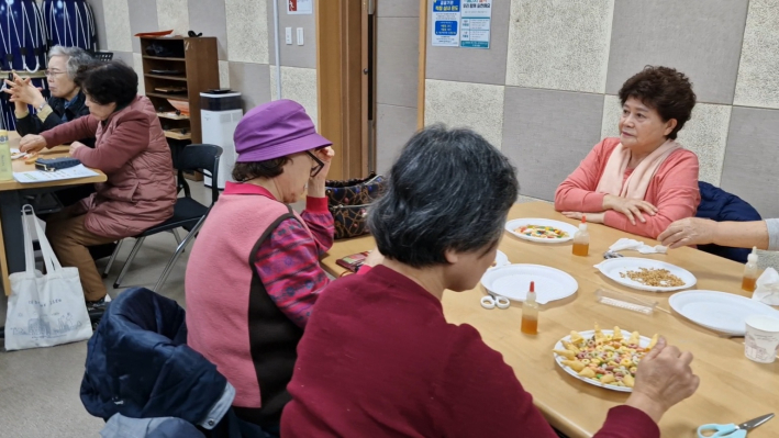 오늘은 과자 먹는 날로 정했다는 어르신들 얼굴에 웃음 만연하다. 