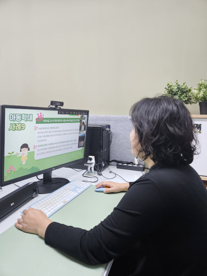 이은정 수원시동부육아종합지원센터장이 온라인으로 아동학대 예방 Live 교육을 진행하는 모습.