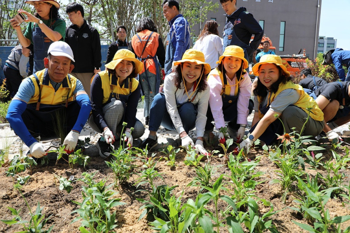 공원에서 손바닥 정원을 가꾸고 있다. 열정을 갖고 일하는 모습이 청춘을 즐기는 모습처럼 보인다(가운데가 남궁영숙 위원장, 사진 본인 제공).   