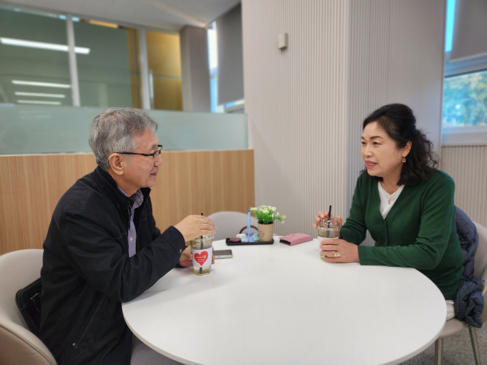 남궁영숙 위원장과 기자가 인터뷰하고 있다. 봉사활동은 선행이 아니라, 오히려 즐거움을 더 많이 얻는다고 말한다. 