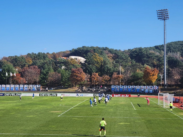 더 이상 물러설 곳이 없는 화천 KSPO 총공세에 수원FC위민이 팀워크로 상대 공격을 막았다.