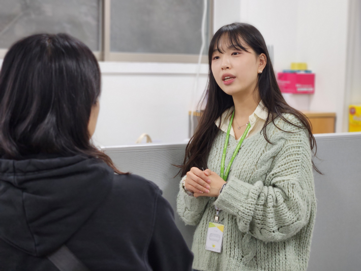 김다인 영양사는 어르신들께서 든든하게 드실 수 있도록 영양과 열량을 고려해 식사를 준비하고 있다고 말했다.