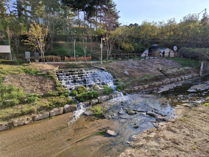 호매실천 방류구. 황구지천 하수처리장에서 생활 하수를 적합하게 처리해 하천에 공급한다. 이로 인해 호매실천은 맑은 물이 1년 내내 흐른다.