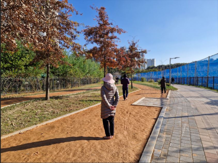 물향기공원에 맨발 걷기 산책로가 만들어졌다. 황톳길을 맨발로 걸으면 건강에 좋다는 의견에 주민들이 많이 참여한다.   