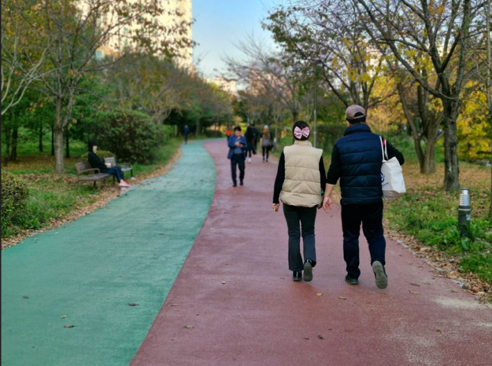 황구지천 재이용 수 공사로 산책길이 여름 내내 공사 중이었다. 불편을 조금 참았더니 길이 더 깨끗해졌다. 