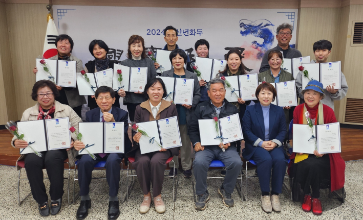 제5기 지역사회보장협의체 위원들이 위촉장을 받고 사진을 찍고 있다.