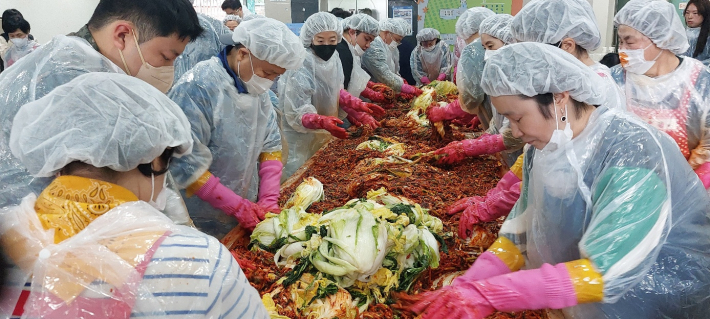 절임배추에 김칫속을 넣고 있다