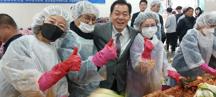 이재준 수원시장이 단체원들 격려차 방문했다.