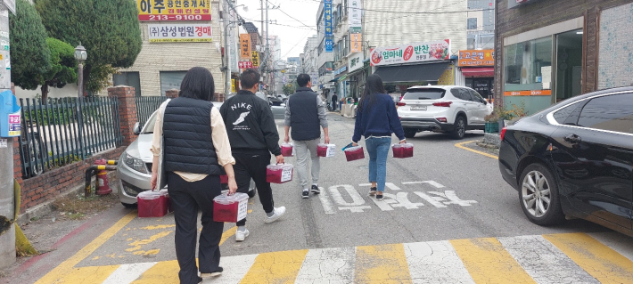 원천동 어려운 이웃에게 김장김치를 배달하는 네 명의 뒷모습이 아름답다.