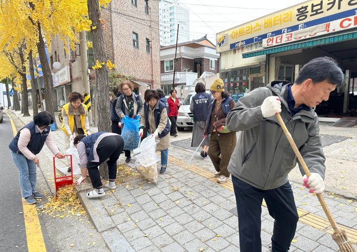 정자1동 일대를 대상으로 대청소를 실시하고 있다.