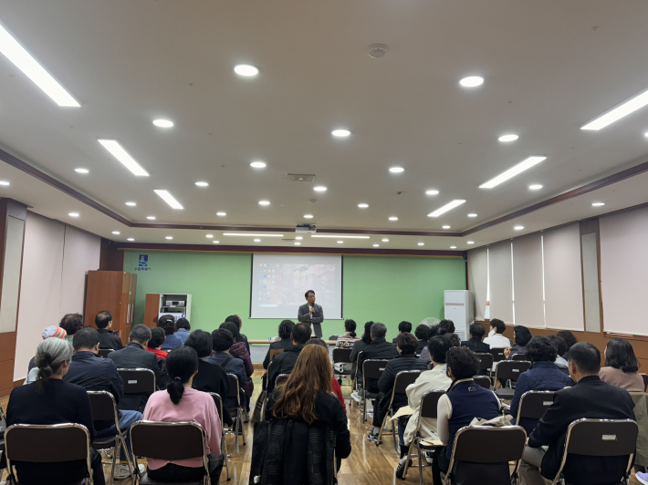 정자2동 통장협의회가 지난 14일 행정복지센터내에서  성인지 감수성 향상 교육을 진행했다.