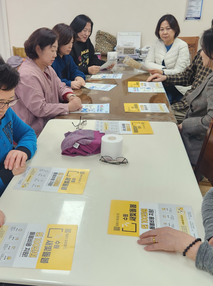 망포1동 지사협 한수옥 위원장과 김영희 망포1동장이 경로당 회원들에게 새빌돌봄 등을 홍보하고 있다.