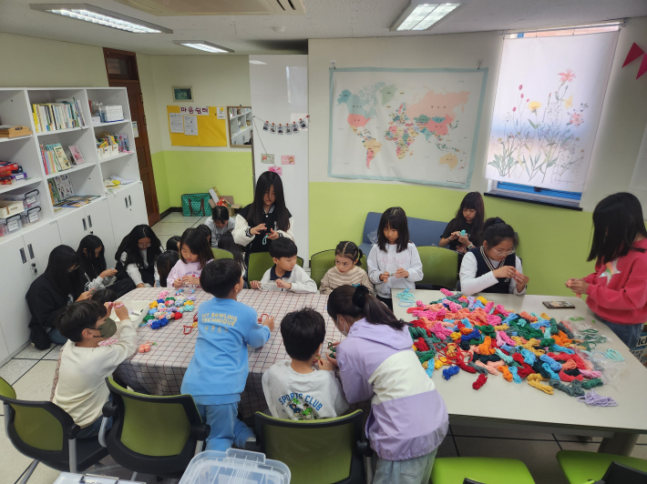 양말목을 이용하여 네잎클로버를 만들고 있는 학생들